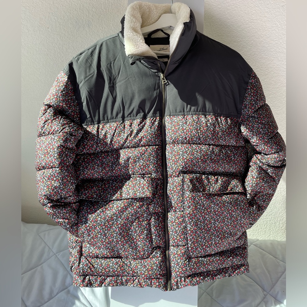 Universal thread puffer jacket , Medium size with a floral pattern and cozy wool